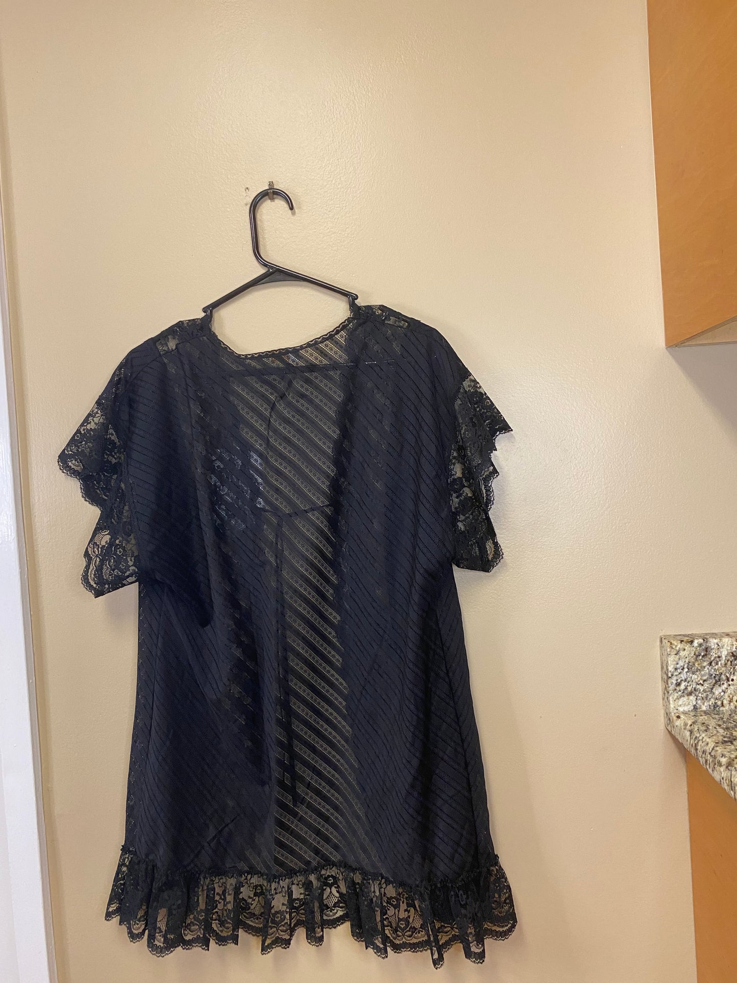 Val Mode Lace Coverup